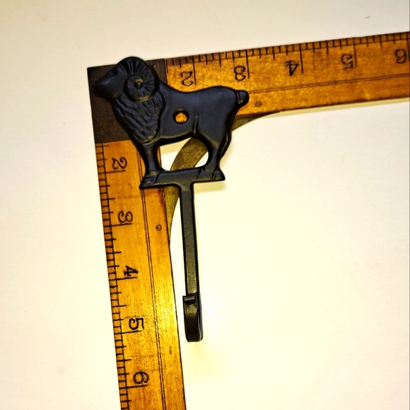 Black Metal Ram Hook Wall Decor Small - Picture 4 of 5